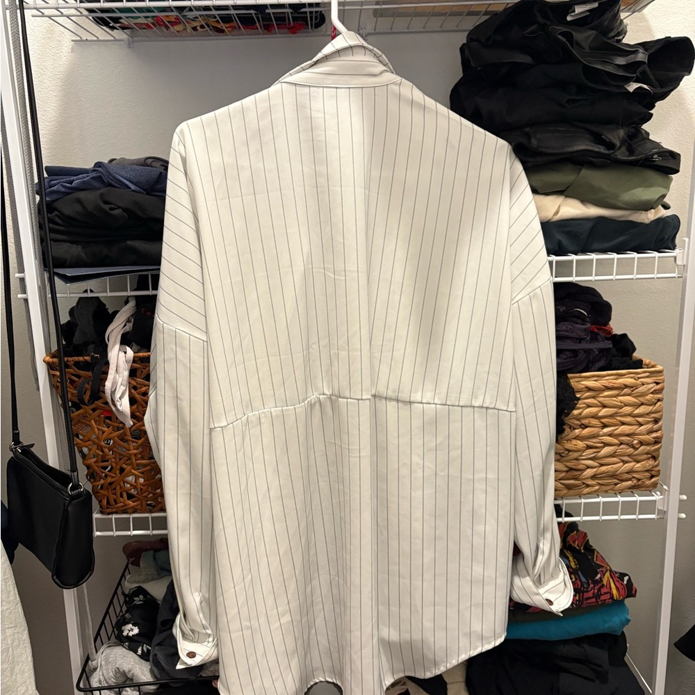Woman’s button up ( over sized)